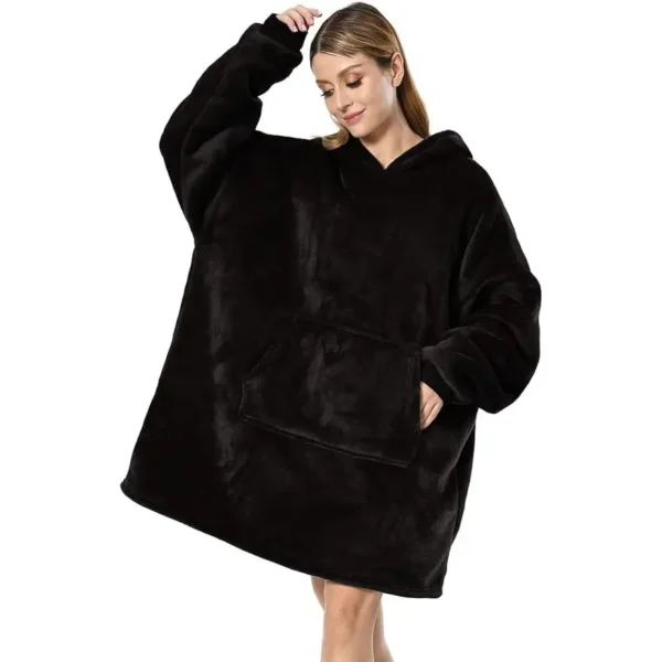 Patura cu maneci si gluga fleece, design lateral, negru.